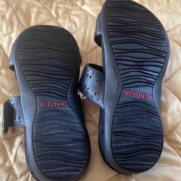 VIONIC 6.5 Velcro #2. Straps across LNWOT podiatrist design sandal - Picture 4 of 10